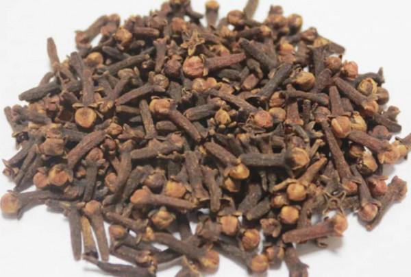 不要把草藥泡酒搞的很複雜，用這四種草藥泡酒就可以釣獲滿滿