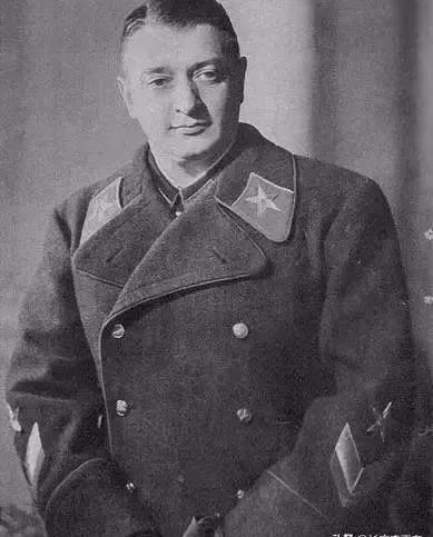 金髮碧眼,小提琴10級,納粹情報頭子遭刺殺卻拔槍回射,惡之使徒 金髮碧眼,小提琴10級,納粹情報頭子遭刺殺卻拔槍回射,惡之使徒