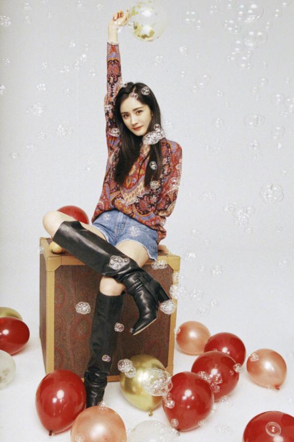 楊冪曬35歲慶生照,復古印花衛衣彰顯溫柔氣質,說是25歲都有人信 楊冪曬35歲慶生照,復古印花衛衣彰顯溫柔氣質,說是25歲都有人信