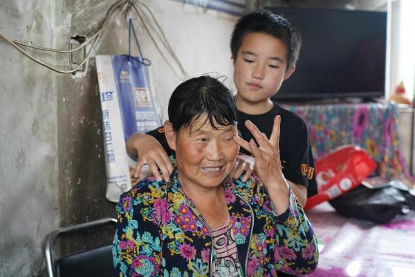 男孩爸爸病逝後被媽媽拋棄，姑媽拖著病體不顧反對將“孤兒”養大