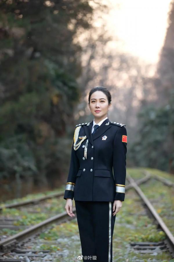 王鷗,劉詩詩,葉璇,誰穿警服更好看呢? 王鷗,劉詩詩,葉璇,誰穿警服更好看呢?