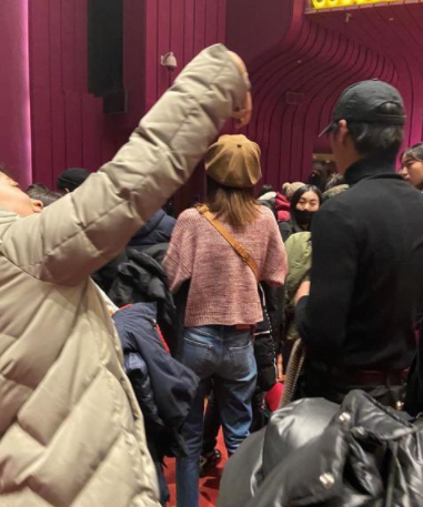 張亮與前妻複合添錘！一家人逛街其樂融融，男方站車旁貼心等寇靜