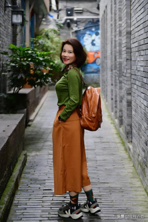 可帥可美，這個超會穿的50歲姐姐，讓我們看到女人該堅持一生的事