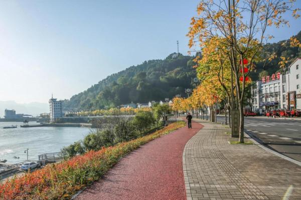 多彩庫岸三峽美