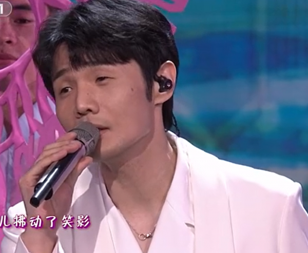眾星春晚造型：趙麗穎連換兩套，張小斐氣質出眾，馬凡舒甜美可人