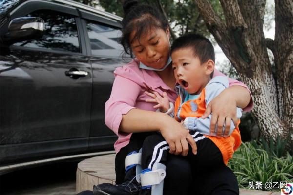 雲南一對雙胞胎兄弟，弟弟比哥哥晚1小時出生，誰料命運差之千里