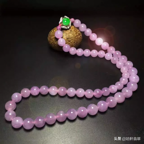 價值1800萬的一串天價葡萄,不能吃,只能用來當擺設 價值1800萬的一串天價葡萄,不能吃,只能用來當擺設