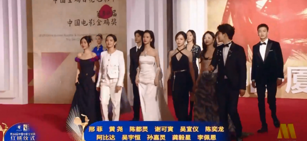 金雞獎晚會眾星雲集，紅毯邊上圍滿了攝影師，臺下觀眾卻依稀可數