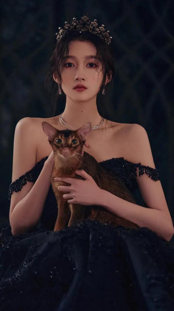 黑白紅金，迷人關曉彤