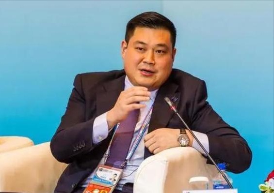 掌舵千億建築龍頭，婚禮請到美國總統，35歲江蘇富豪比王思聰低調