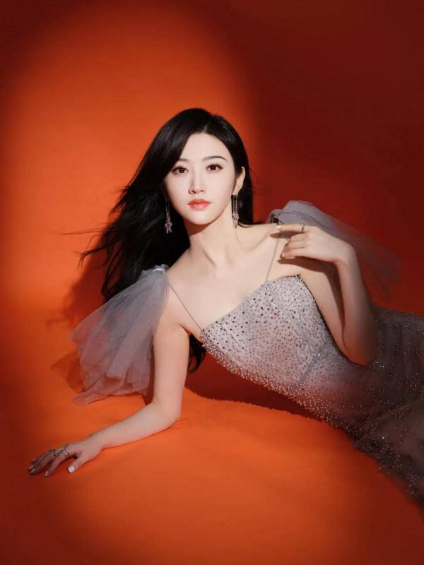 景甜身穿灰色鏤空連衣裙，勾勒完美好身材，長髮披肩盡顯溫柔魅力