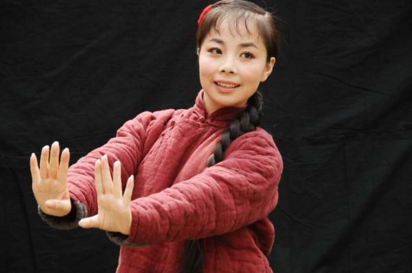 王二妮：23歲成名，放棄百萬年薪下嫁農村，婆婆的態度讓她不後悔