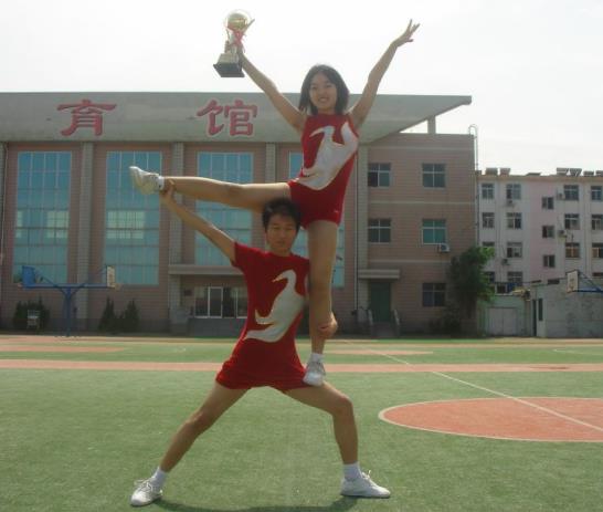 一初二男生練健美操引質疑,結果音樂聲響起,同學們不禁拍手叫好 一初二男生練健美操引質疑,結果音樂聲響起,同學們不禁拍手叫好