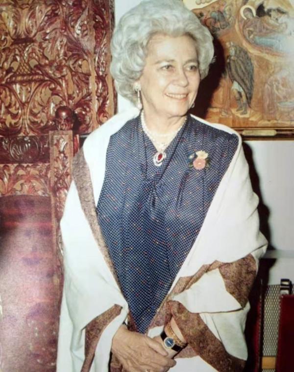 西班牙老王后穿十年前舊衣參加婚禮,一枚紅寶石吊墜,用意深刻 西班牙老王后穿十年前舊衣參加婚禮,一枚紅寶石吊墜,用意深刻