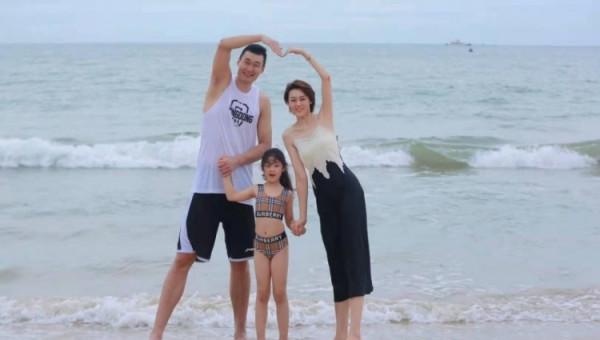 山東中鋒獲兩年續約，已為廣東隊奪8個總冠軍，空姐妻子貌美如花