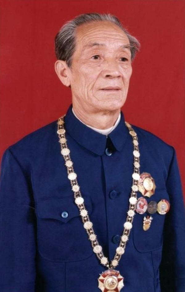 老兵隱姓埋名33年，看報紙才知道，鄧小平和金日成都在尋找他