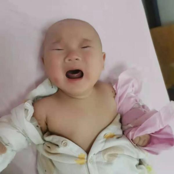 “這是我的寶貝,患有腦癱、癲癇、聾啞、肺炎、不會走路……” “這是我的寶貝,患有腦癱、癲癇、聾啞、肺炎、不會走路……”