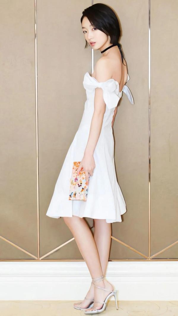 演員周冬雨寫真集