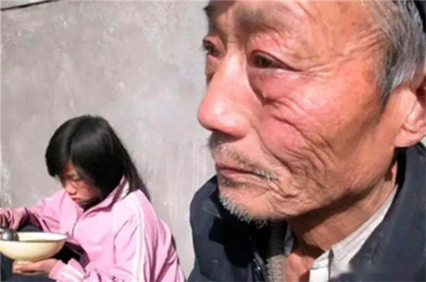 孫女高考成績僅47分，爺爺含淚請求複查考卷，公佈原因後令人動容