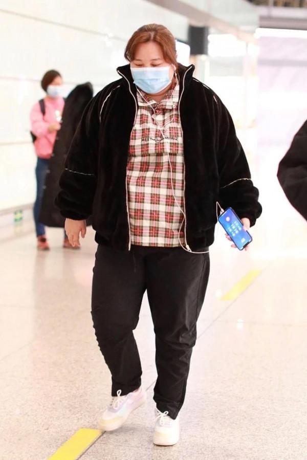 賈玲難得認真打扮一下,穿裙子走紅毯,看她擺pose畫風就變了 賈玲難得認真打扮一下,穿裙子走紅毯,看她擺pose畫風就變了