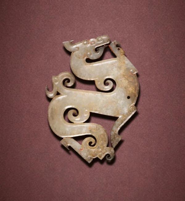 估價上限400萬港幣，含佣金拍出1525萬，戰國龍形玉佩