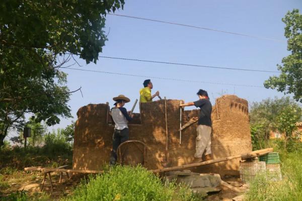 這對夫妻&OpenCurlyDoubleQuote;消失&rdquo;4年，徒手建了個28㎡泥巴房：人生不只一種活法