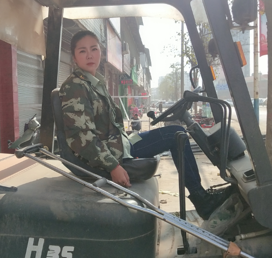 獨腿女孩羅雨:當電焊工爆紅網路,被300名男子告白,都被她回絕 獨腿女孩羅雨:當電焊工爆紅網路,被300名男子告白,都被她回絕