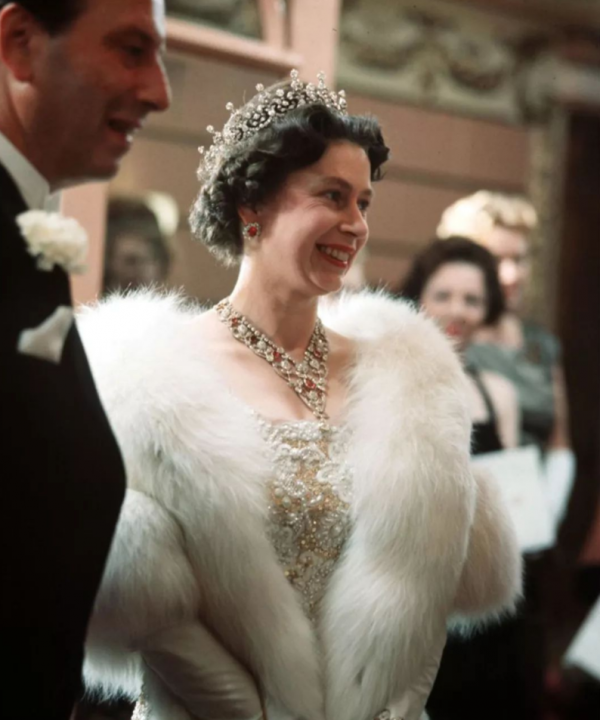 93歲女王冬天也光腿，比小21歲的卡米拉優雅，現今卻不得不用柺杖