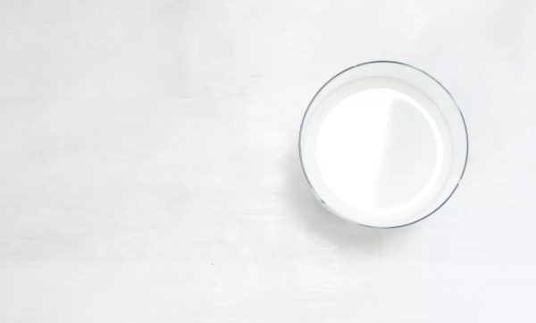 冰鮮奶要加熱了給孩子喝嗎？全脂奶粉可以和純牛奶一樣給孩子喝嗎