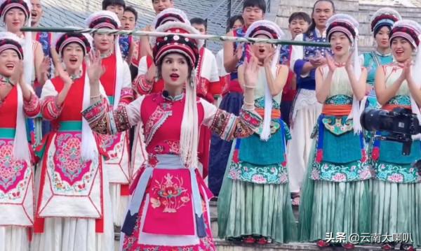 李若彤到大理，說白族話扮漂亮“金花”，55歲毫無違和感