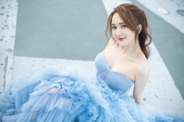 靳夢佳露肩長裙仙氣十足，宛如童話裡的公主