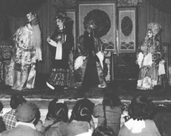 1958年嚴鳳英在安徽演出，不懂湖南方言，毛澤東伸出四根手指解釋