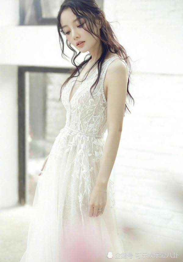 賈乃亮估計有點後悔，穿這一身的李小璐美極了……