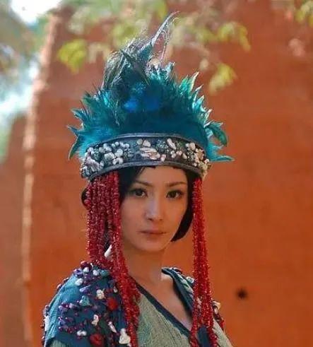 鳥窩、縫紉機、鋼絲球，女明星奇奇怪怪的髮型，笑得捂不住嘴