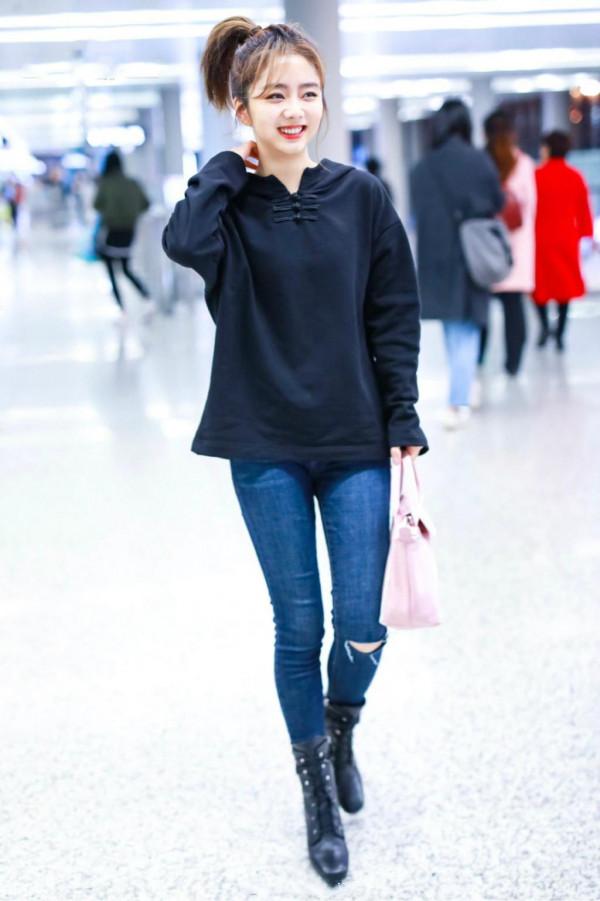 譚松韻牛仔褲穿出少女感