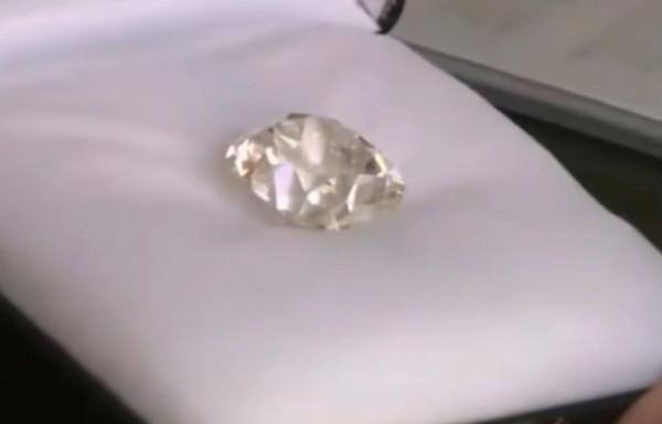英國女人花88元買了枚二手戒指，30年後去鑑定才發現價值500萬