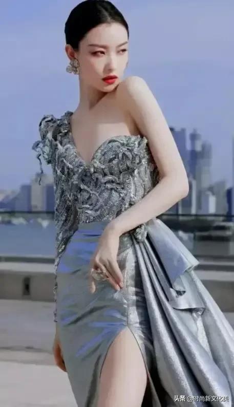 倪妮長相高階,有一種與眾不同的氣質,銀灰色的長裙美出了新高度 倪妮長相高階,有一種與眾不同的氣質,銀灰色的長裙美出了新高度