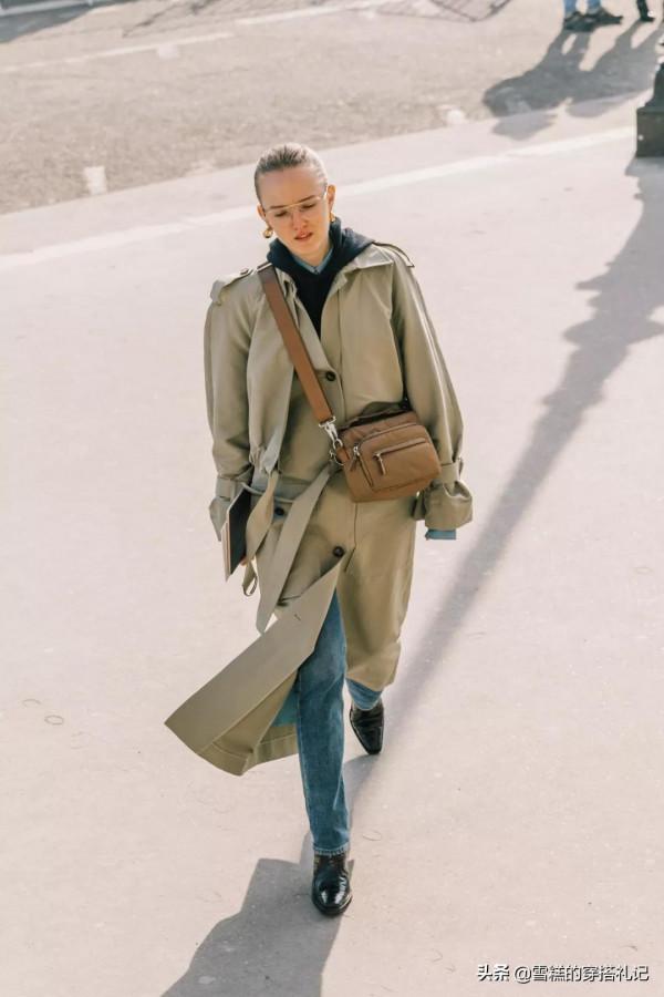 今秋火了一種穿搭，叫“風衣+煙管褲”，時髦顯瘦，誰穿誰美