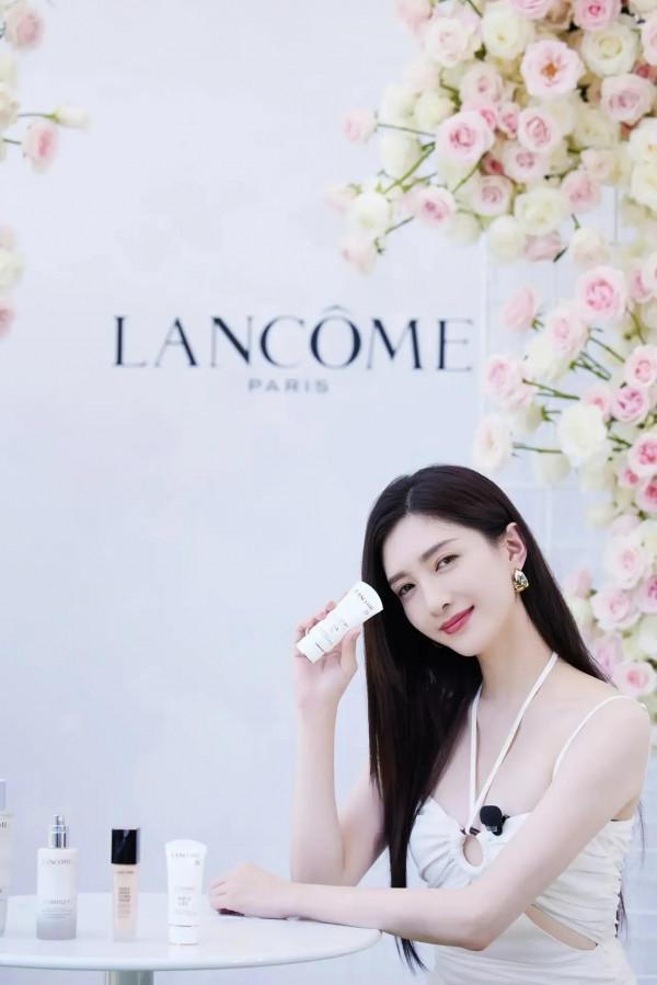 江疏影、關曉彤桌布