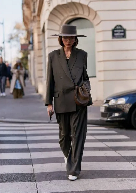 時髦的女人已經不穿粗跟鞋了,來看看今秋最火的平底鞋你有幾雙? 時髦的女人已經不穿粗跟鞋了,來看看今秋最火的平底鞋你有幾雙?