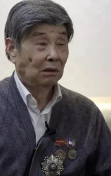 陝西87歲老兵登記,掏出特等記功書嚇壞政府人員,領導緊急求助中央