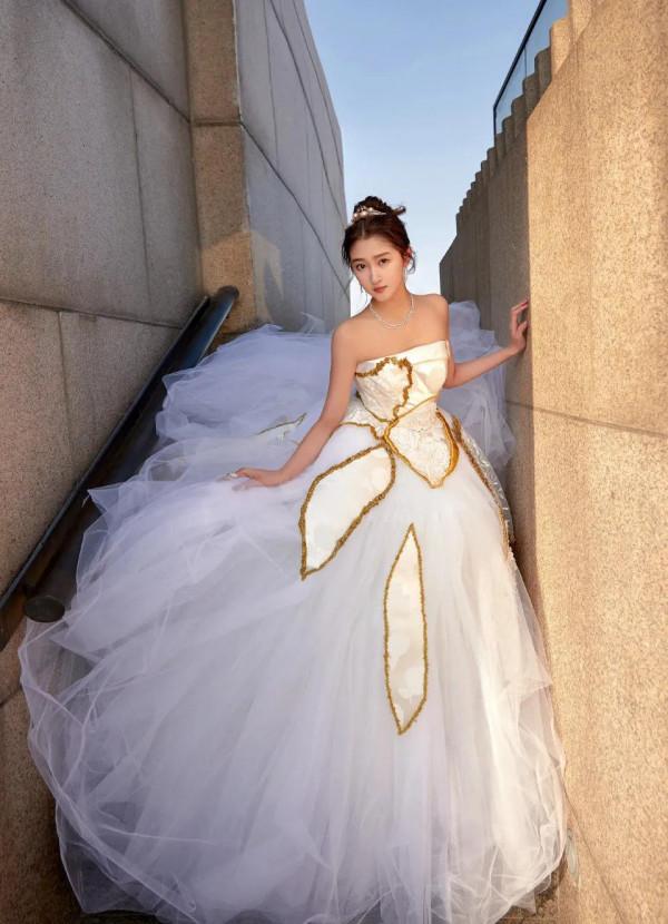 關曉彤跨年晚會造型有多好看