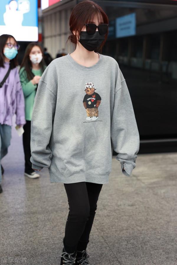 虞書欣穿灰色小熊衛衣搭配黑色牛仔褲，戴墨鏡休閒可愛