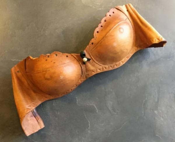 78歲大爺雕貼身衣物,一件25萬!網友看完後都說:有點味道 78歲大爺雕貼身衣物,一件25萬!網友看完後都說:有點味道