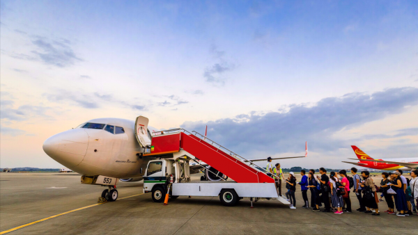 美國小夥認為中國落後破敗，來到中國一探究竟，結果不願再回美國