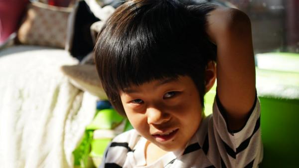 女童3個月大時渾身抽搐，治療3年終見好轉，一紙診斷書把父母擊垮