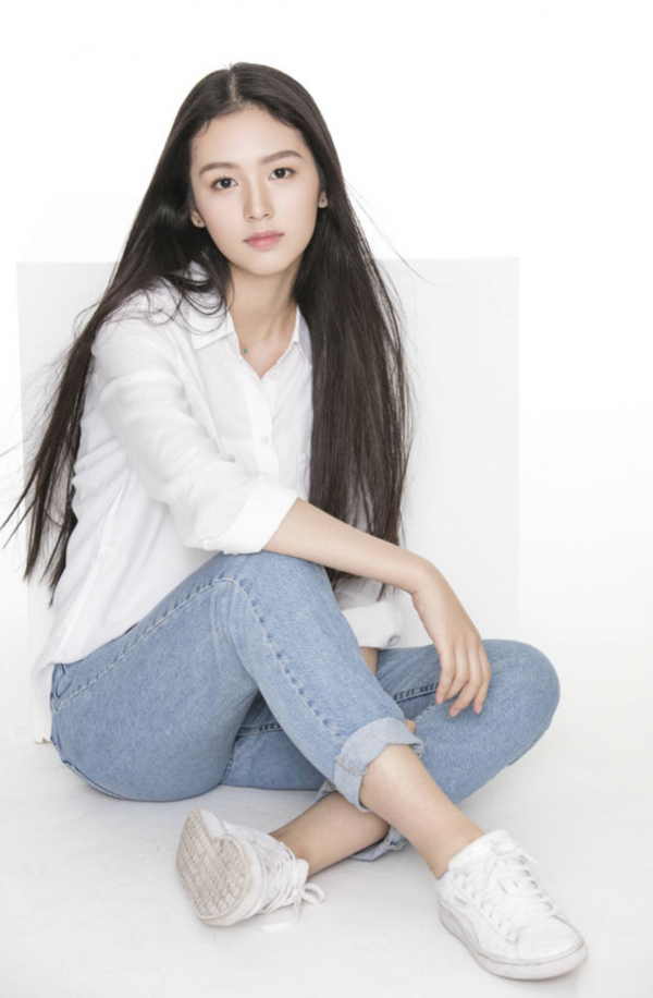 周也黑袍造型太颯了，長髮飄飄氣場強大，網友：期待新劇播出