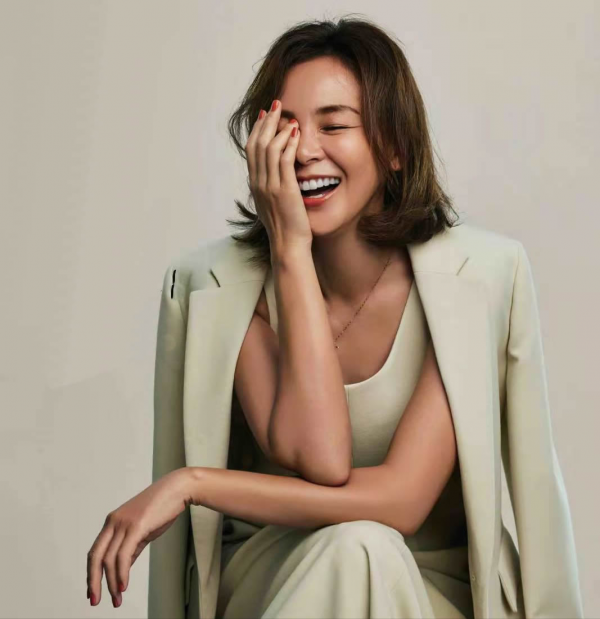 穿衣時髦憑什麼？2個心法、10套高階色“穿搭”，獨家乾貨快來領