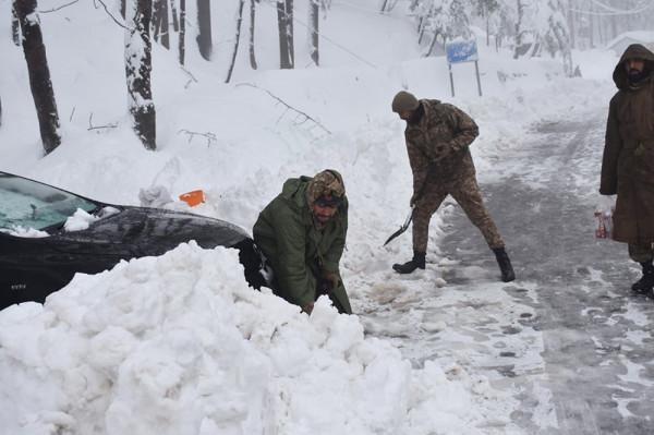 早安·世界|巴基斯坦度假勝地遭遇雪災,16名遊客被凍死 早安·世界|巴基斯坦度假勝地遭遇雪災,16名遊客被凍死