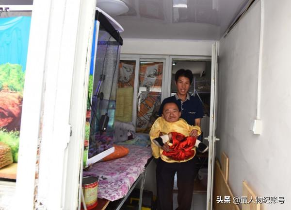 我身高70釐米，娶了個老婆跟人跑了，如今我靠剪紙養活女兒